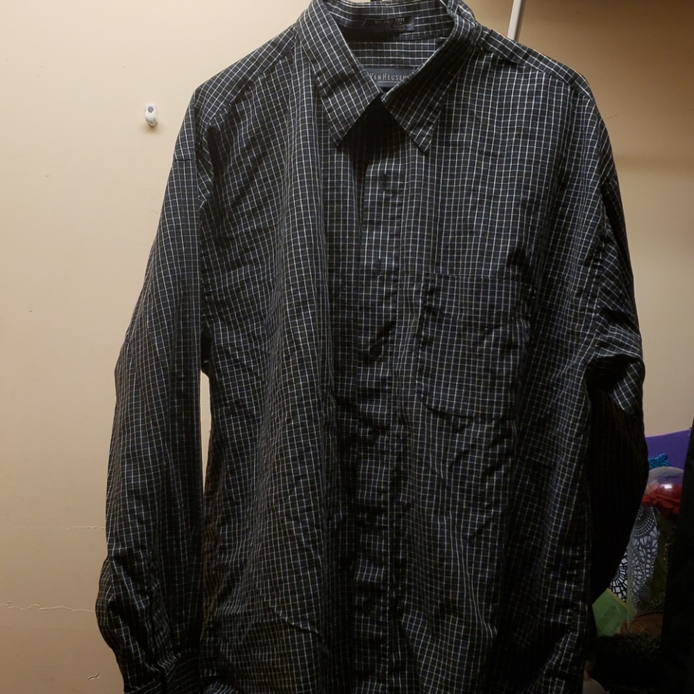 Van Heusen Button up dress shirt XL wrinkle free
